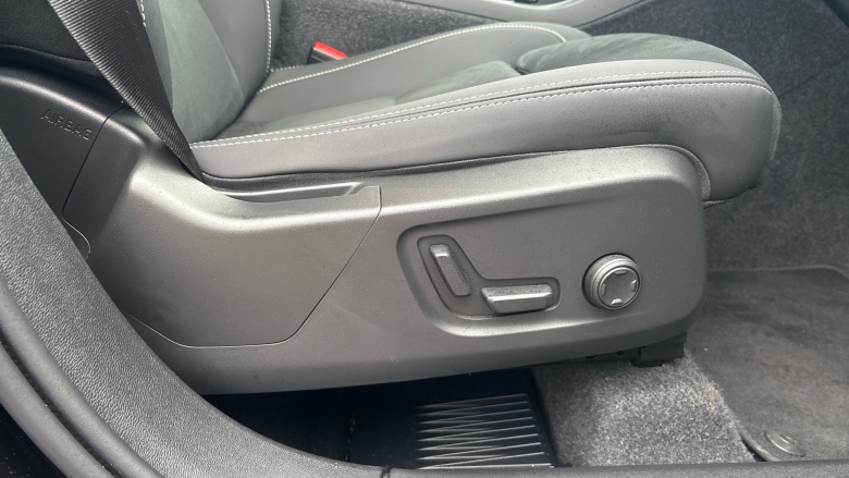 Volvo XC40 2.0 B3P Plus Black Edition 5dr Auto Petrol Estate